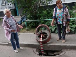 Глубокую яму в Новокузнецке заделали... покрышками