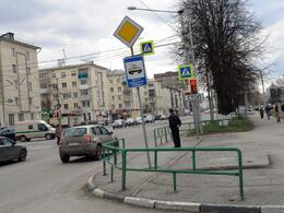 На остановке на улице Орджоникидзе пассажиры страдают без павильона